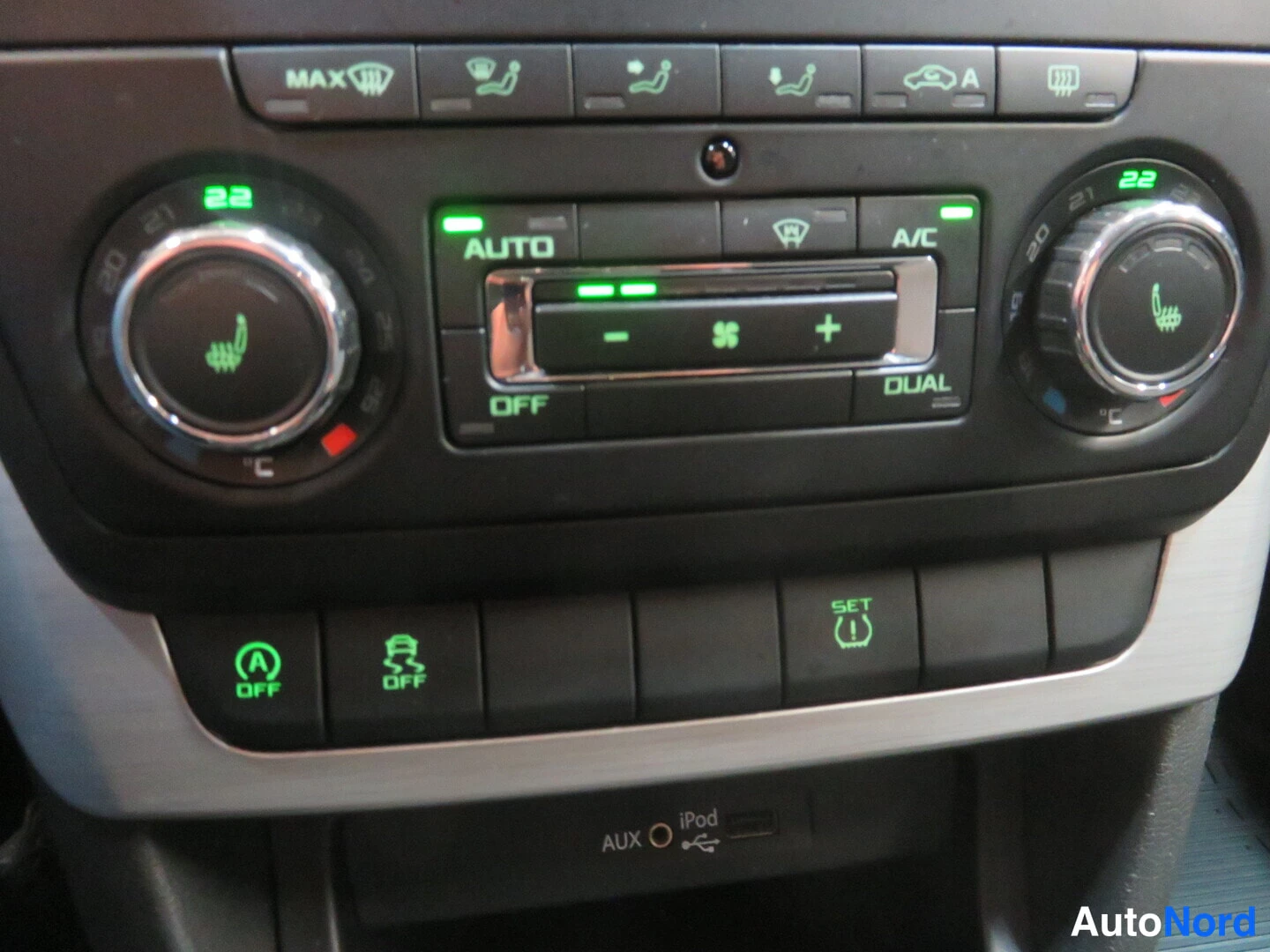 Yksityiskohta: Kaksivyöhykkeinen automaattinen ilmastointi kojetaulussa, näytöllä AUTO ja A/C, plus AUX- ja iPod-liitännät