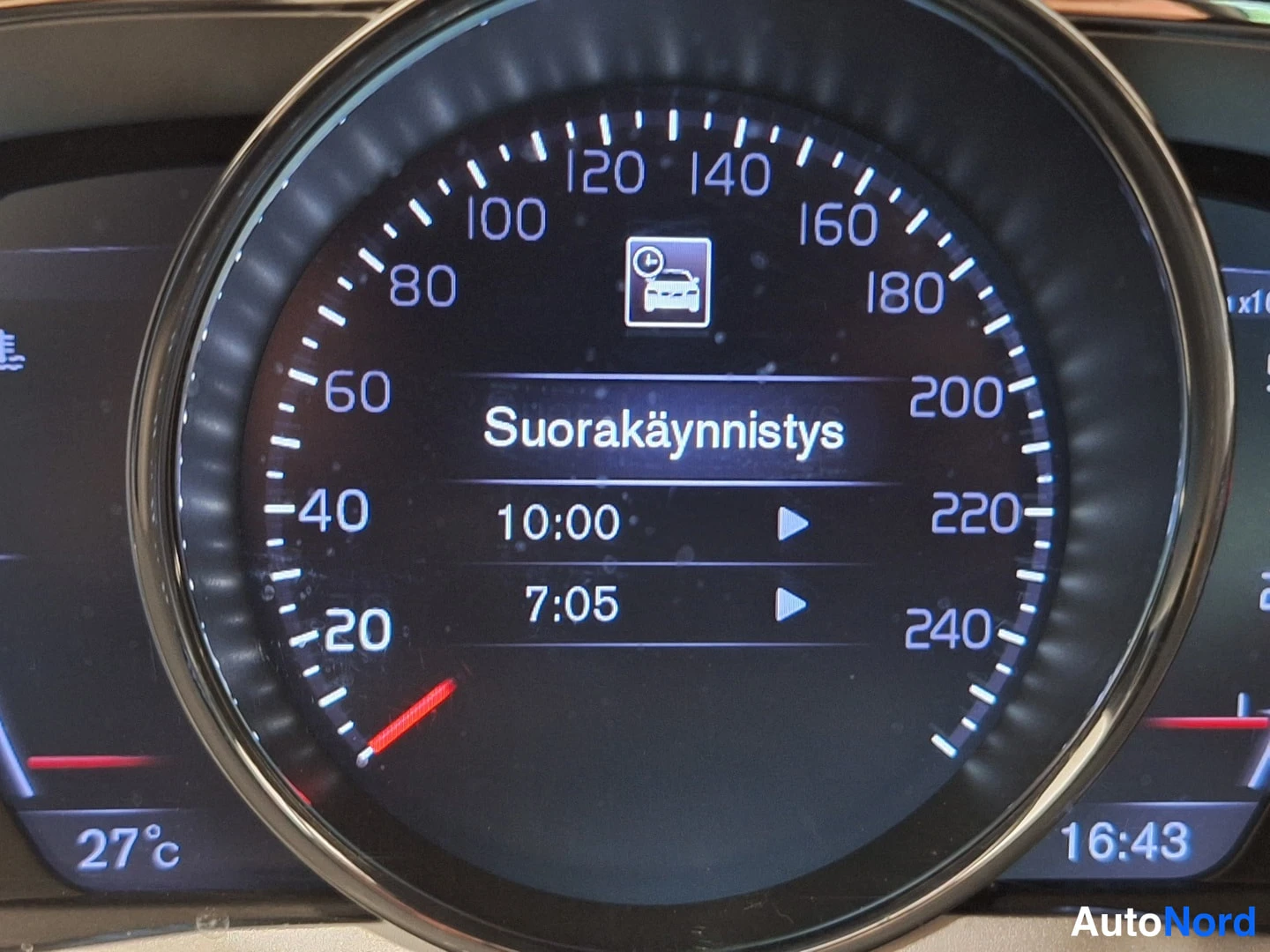 Yksityiskohta: Digitaalinen nopeusmittari näyttää Suorakäynnistys-ajastuksen 10:00 ja 7:05