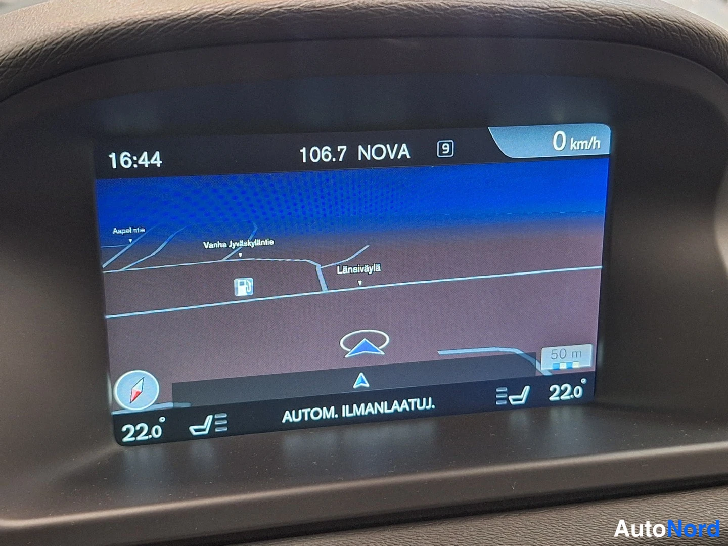 Yksityiskohta: Keskirivin infotainment-näyttö näyttää navigointikarttaa ja autonlämmitysajastusta AUTOM. ILMANLAATUJ.