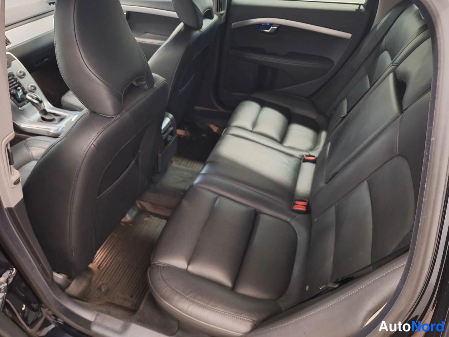 Muu: Volvo V70:n takaistuimet mustaa nahkaa, kaksi nappia takana, siistit sisätilat.
