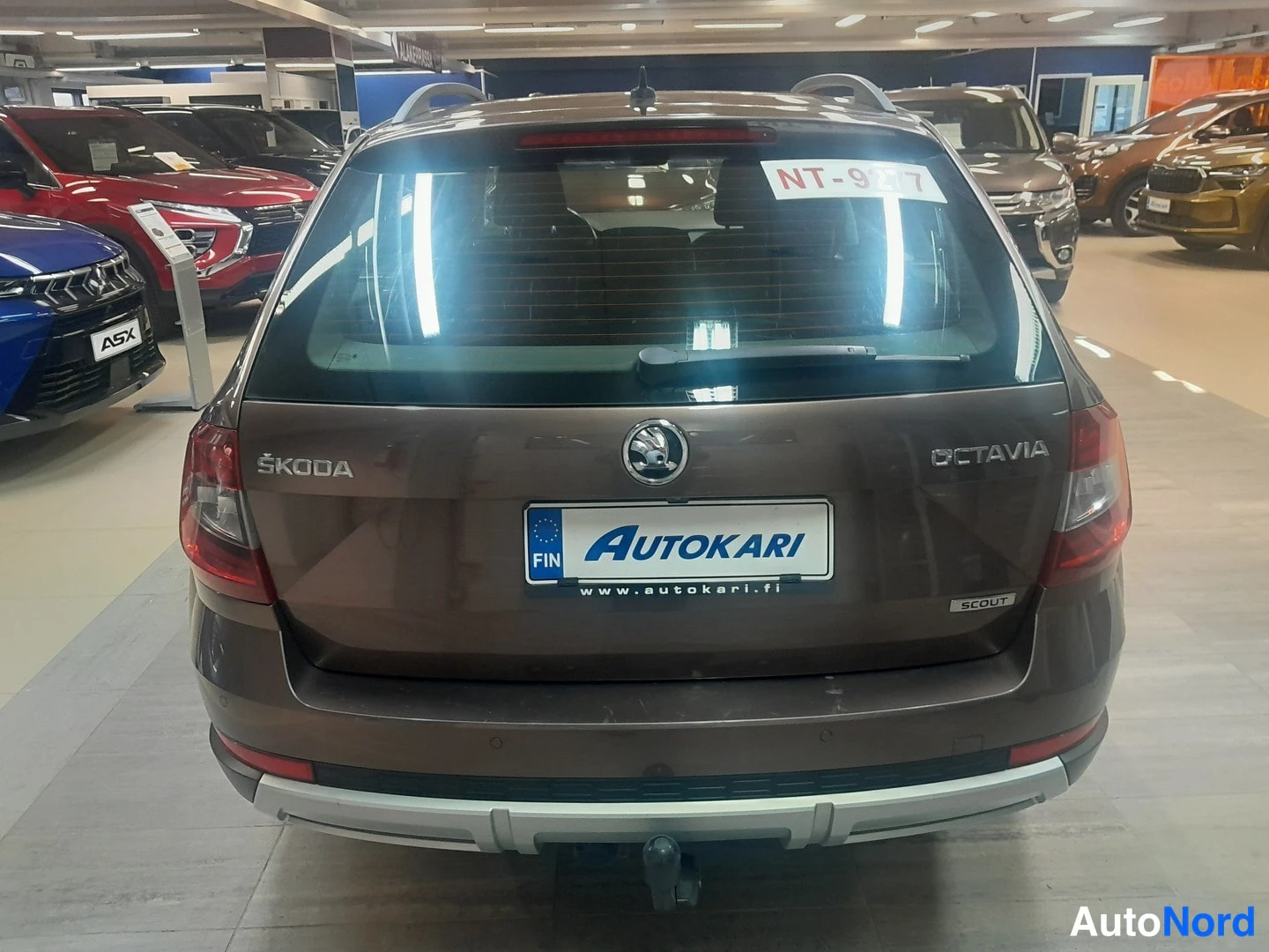 Takaa: Skoda Octavian keulanäkyvissä oleva perävaunu; ruudullinen perävaunu ja SKODA OCTAVIA -teksti takaluukussa.