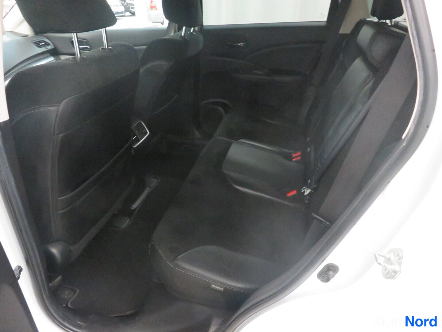 Takaistuimet: Honda CR-V:n takaistuin mustalla nahkaverhoilulla takaa käteen avatusta takavasemmasta ovesta katsottuna.