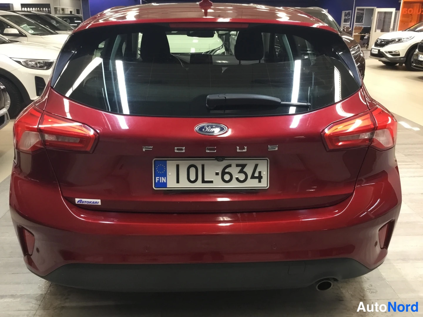 Takaa: Ford Focusin takapää suoraan takaa kuvattuna, FOCUS-teksti ja rekisterikilpi 10L-634 näkyvissä.