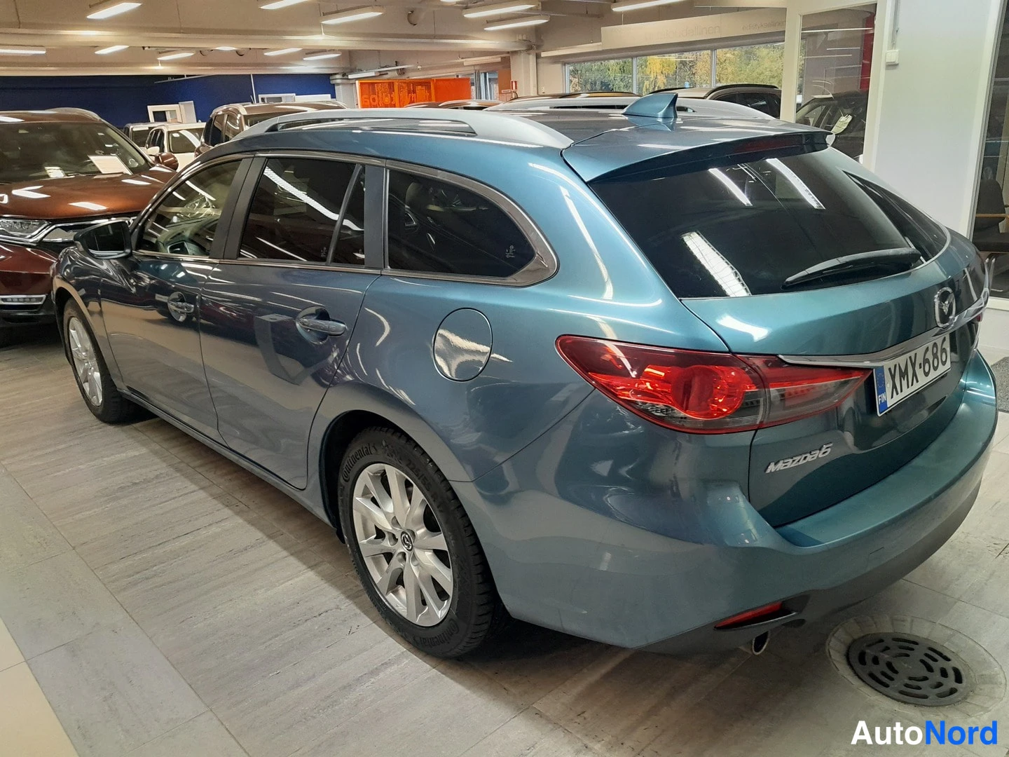 Takaviisto: Sinertävänharmaa Mazda 6 -farmari, rekisteritunnus, takakulmasta