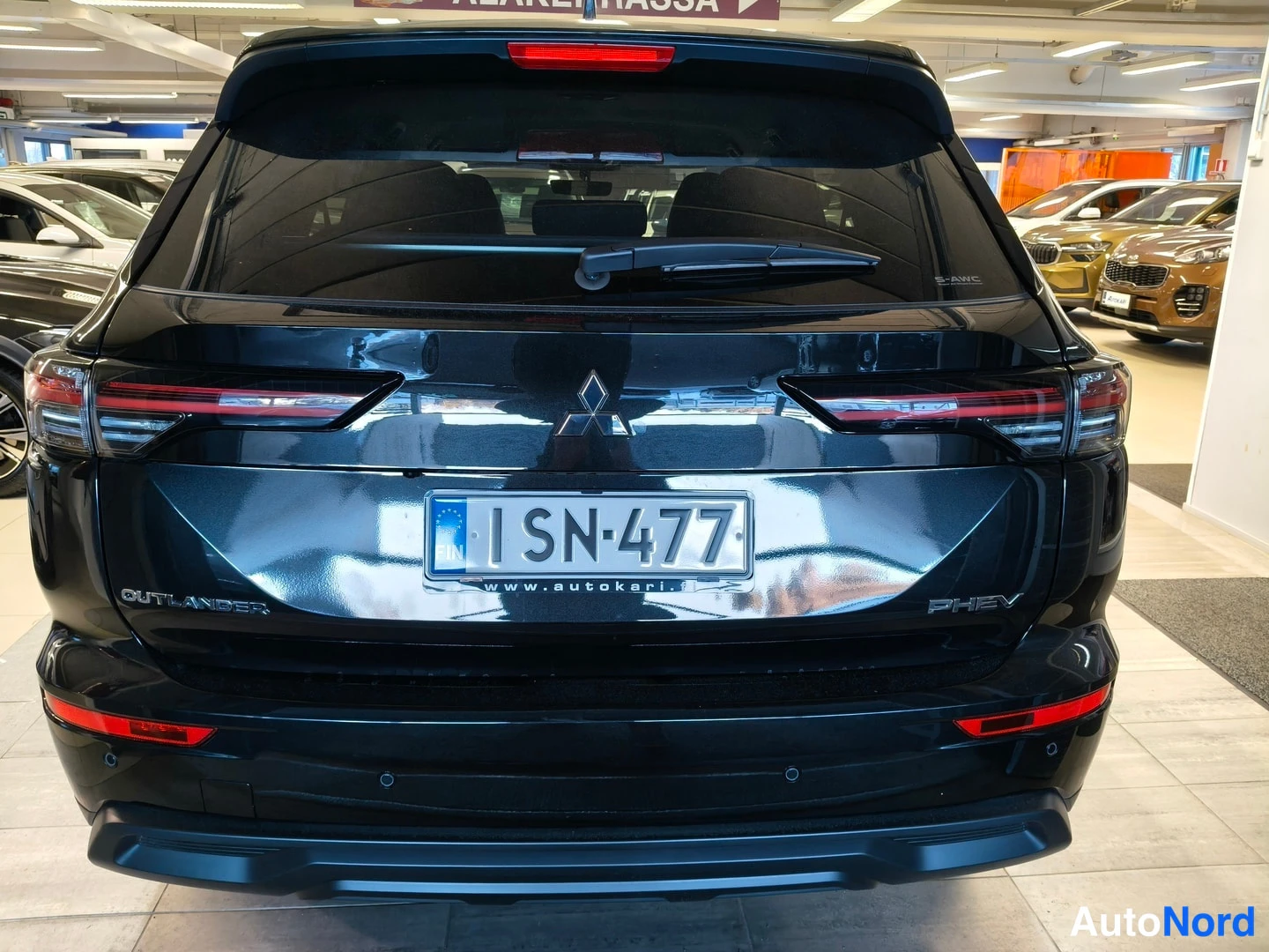 Takaa: Auton takaosa rekisterikilvellä SN-477