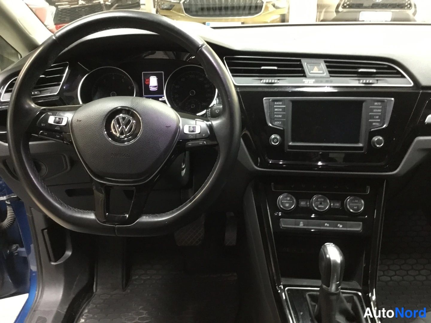 Muu: VW-ohjauspyörä, kojelauta ja kosketusnäyttö.