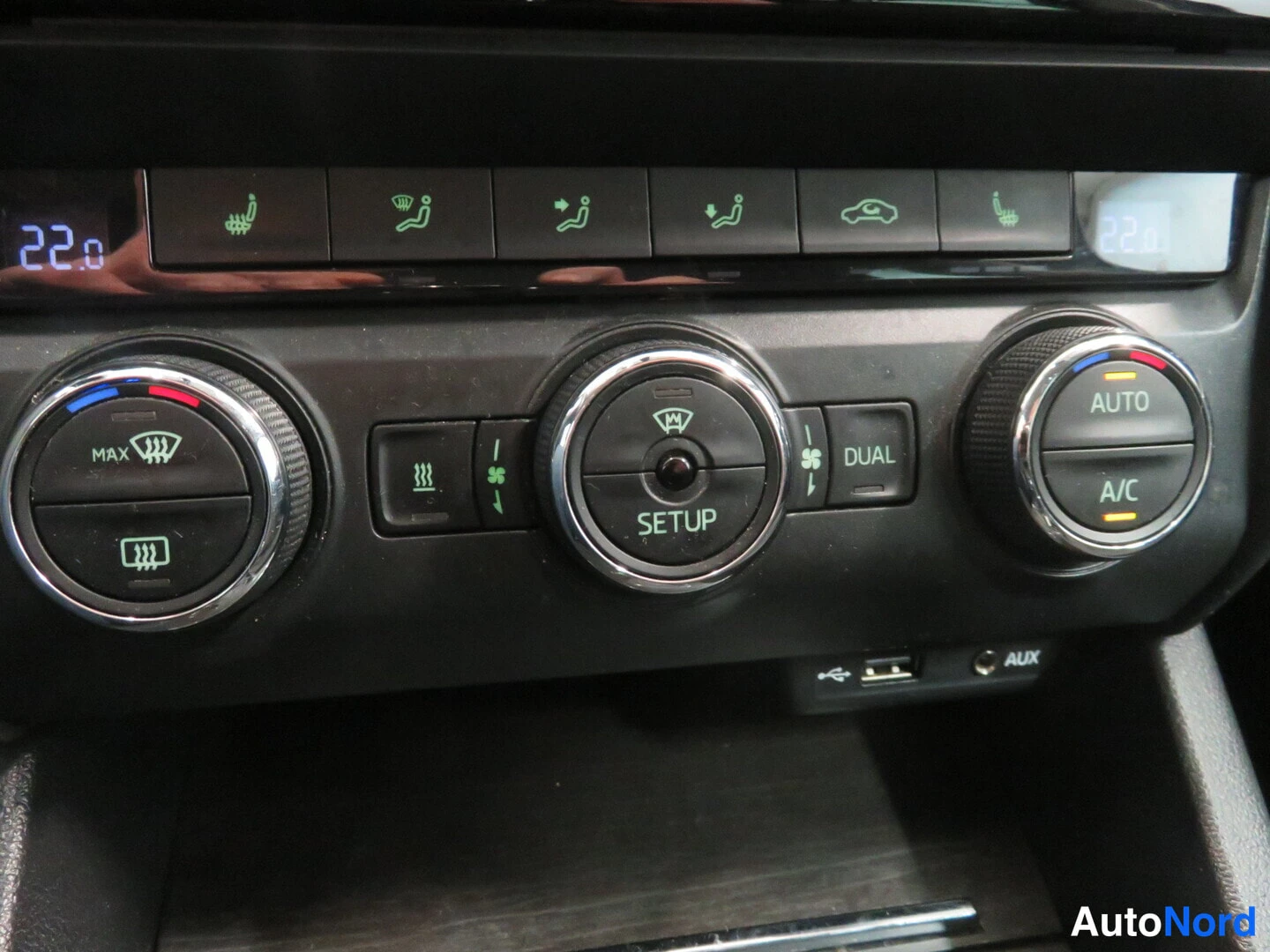 Muu: Kojelaudan lämpötilan säädöt: kaksi pyöritintä näytöin (22.0 / 22.6), SETUP-painike, DUAL-merkintä, AUTO ja A/C sekä USB- ja AUX-liitännät.