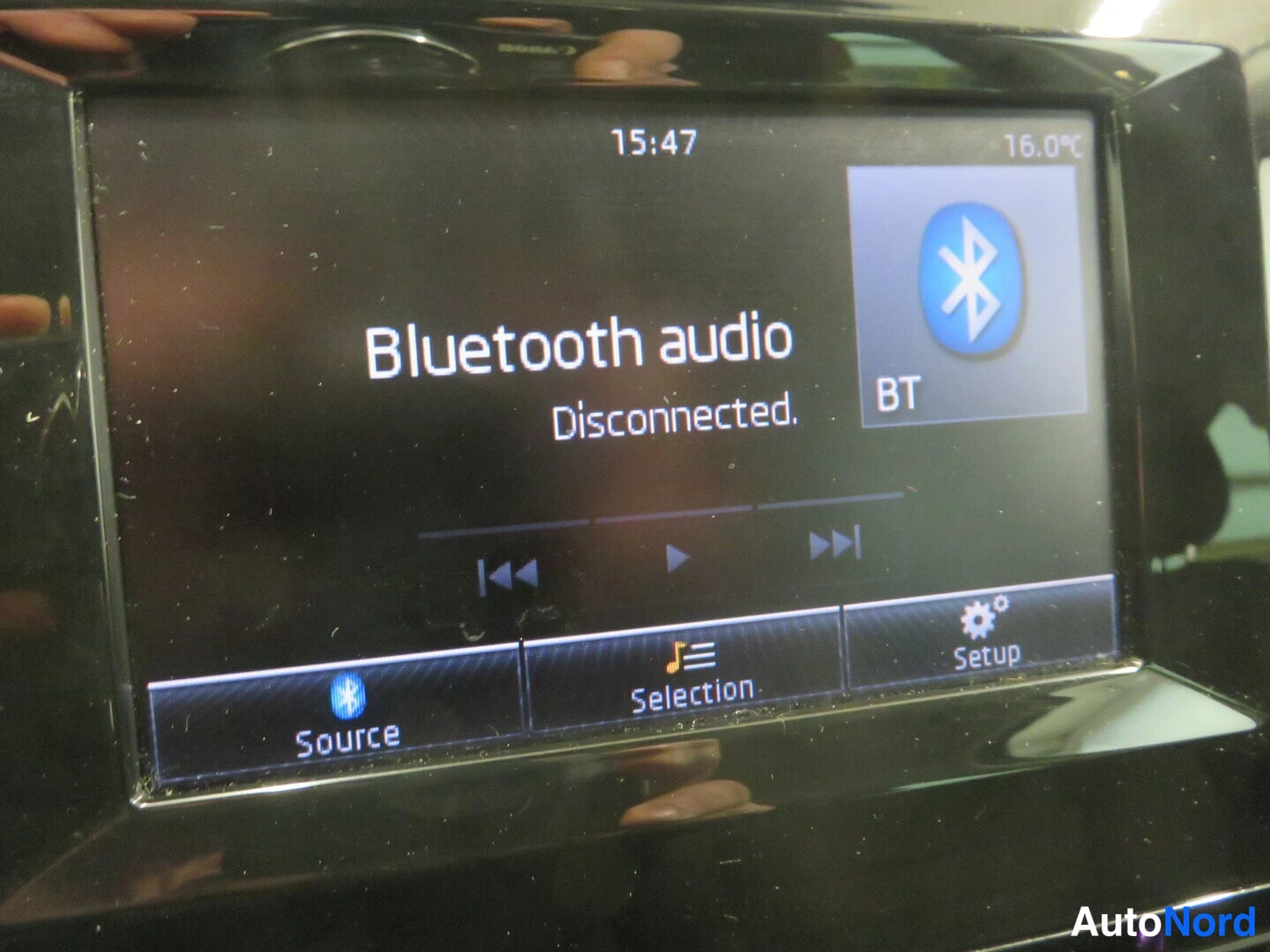Muu: Auton infotainment-näyttö näyttää Bluetooth audio -tilan, jossa lukee Disconnected; näytössä kellonaika 15:47 ja lämpötila 16,0 °C.