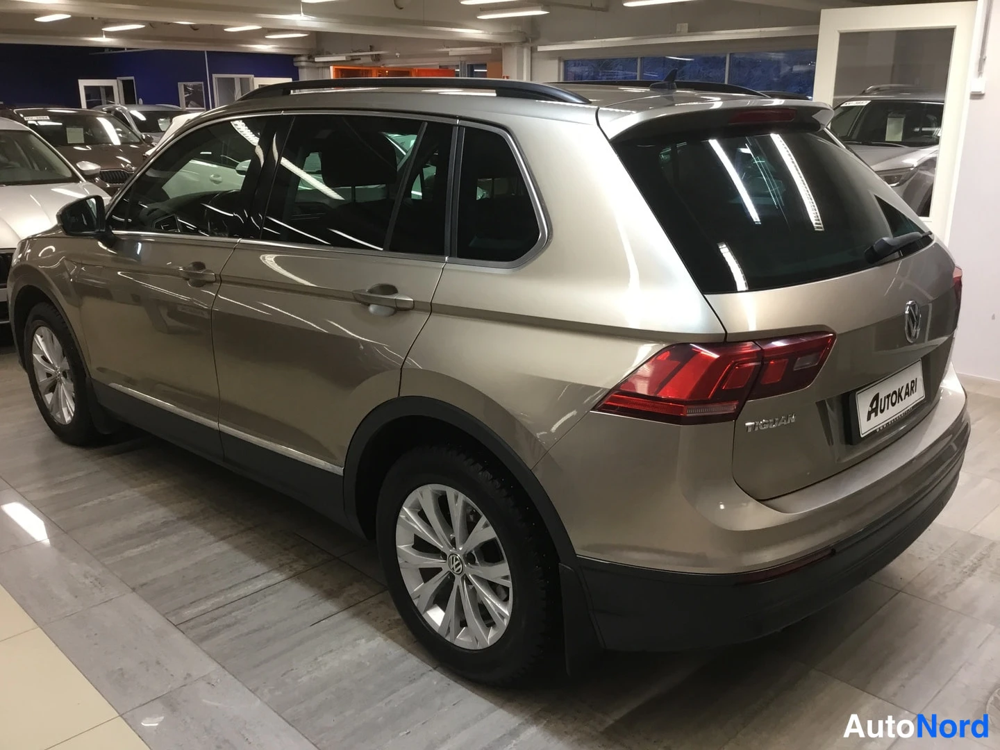 Takaviisto: Volkswagen Tiguan takaviistosta vasemmalta, kultakeltainen korikuvio, takatölkkiaukko ja takavalot