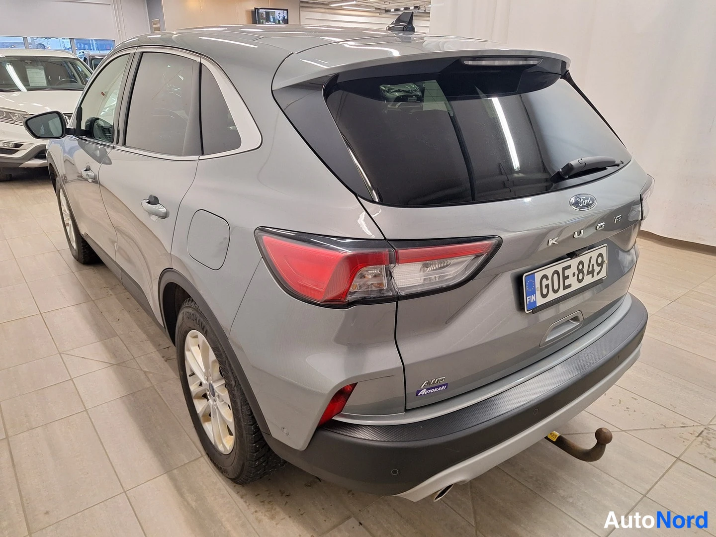 Takaviisto: Hopeanharmaa tila-auto takaviistosta vasemmalta, Kuga-teksti ja vetokoukku näkyvät