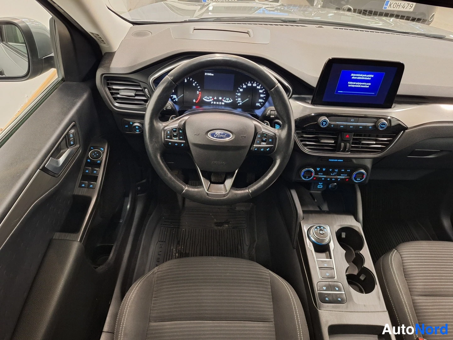 Edestä: Fordin kuljettajan näkymä: ohjauspyörä, mittaristo ja infotainment-näyttö