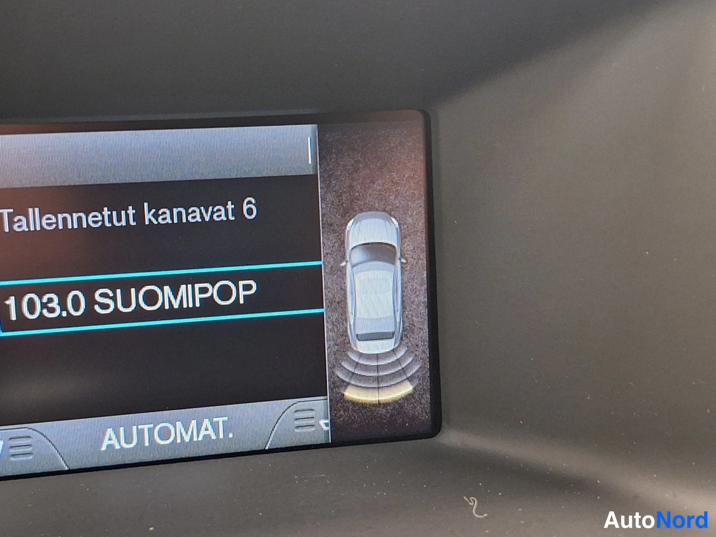 Yksityiskohta: Auton näytönradio: tallennetut kanavat, 103.0 SUOMIPOP, AUTOMAT.