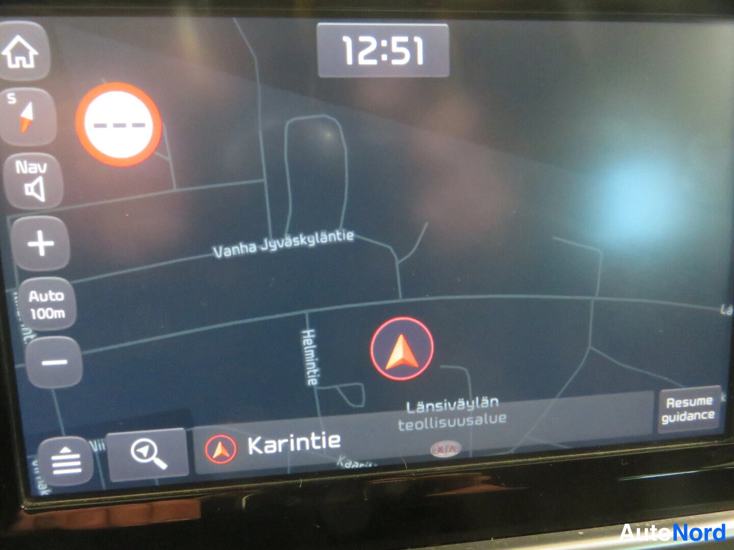 Yksityiskohta: Täysin musta auton infotainment-näyttö navigointikartalla, aikana 12:51; kartalla kadut Vanha Jyväskyläntie ja Karintie sekä teksti Länsiväylän teollisuusalue,