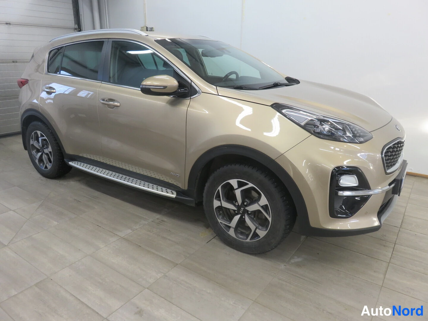 Etuviisto, nokka oikealle: KIA Sportage, kultainen, kolmannes-etukuva nenä oikealla, katumaasturi sisätiloissa