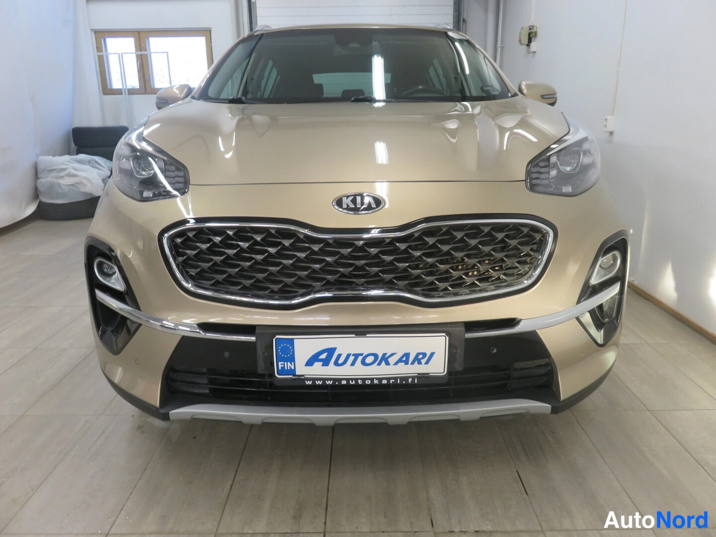 Edestä: KIA Sportage, suora etukuva, etusäleikkö ja KIA-tunus, Autokari-tunnusrekisterikilpi
