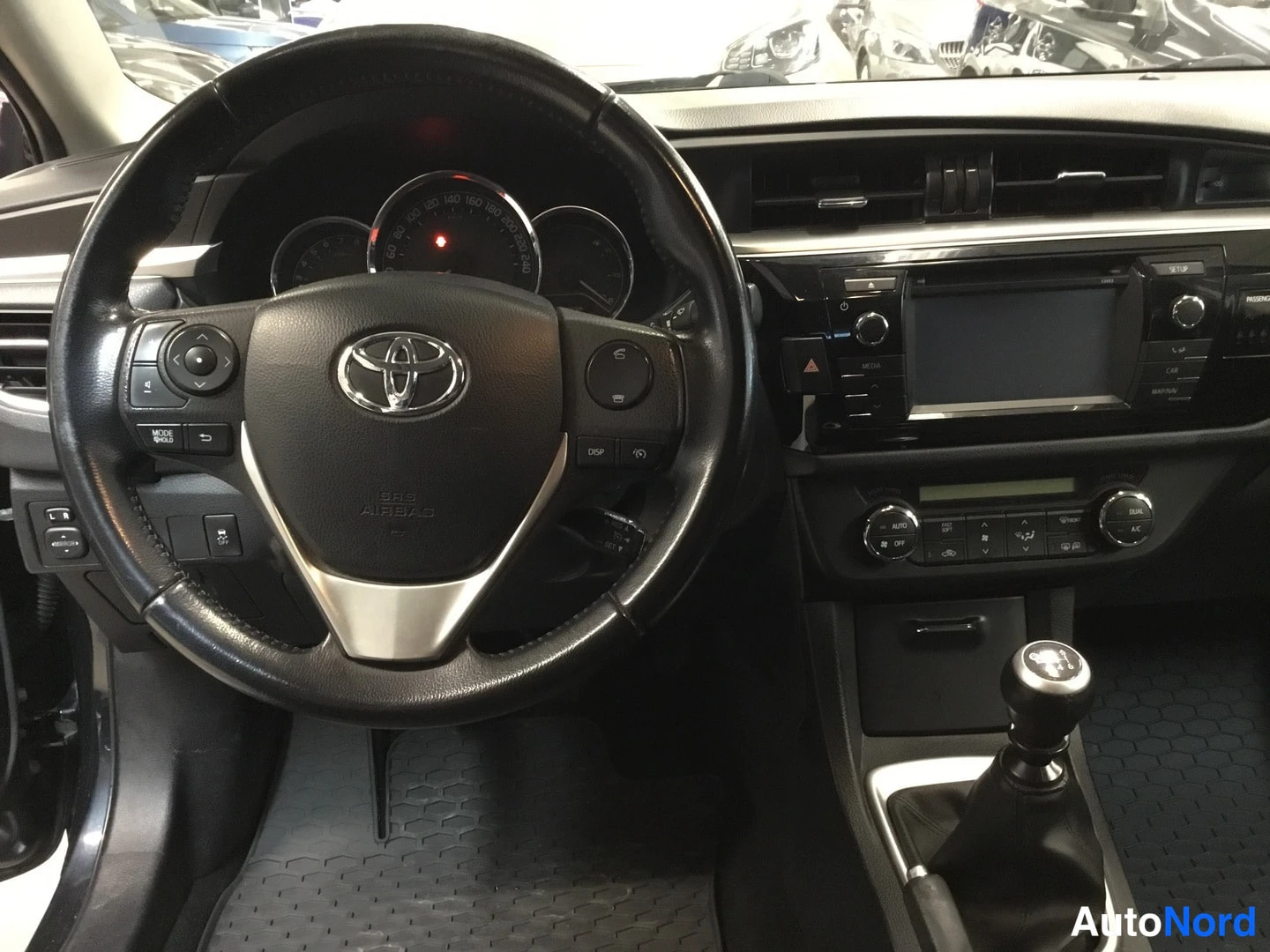 Muu: Toyota-ohjauspyörä, kojelauta, kosketusnäytöllinen radio ja käsivaihtaja.