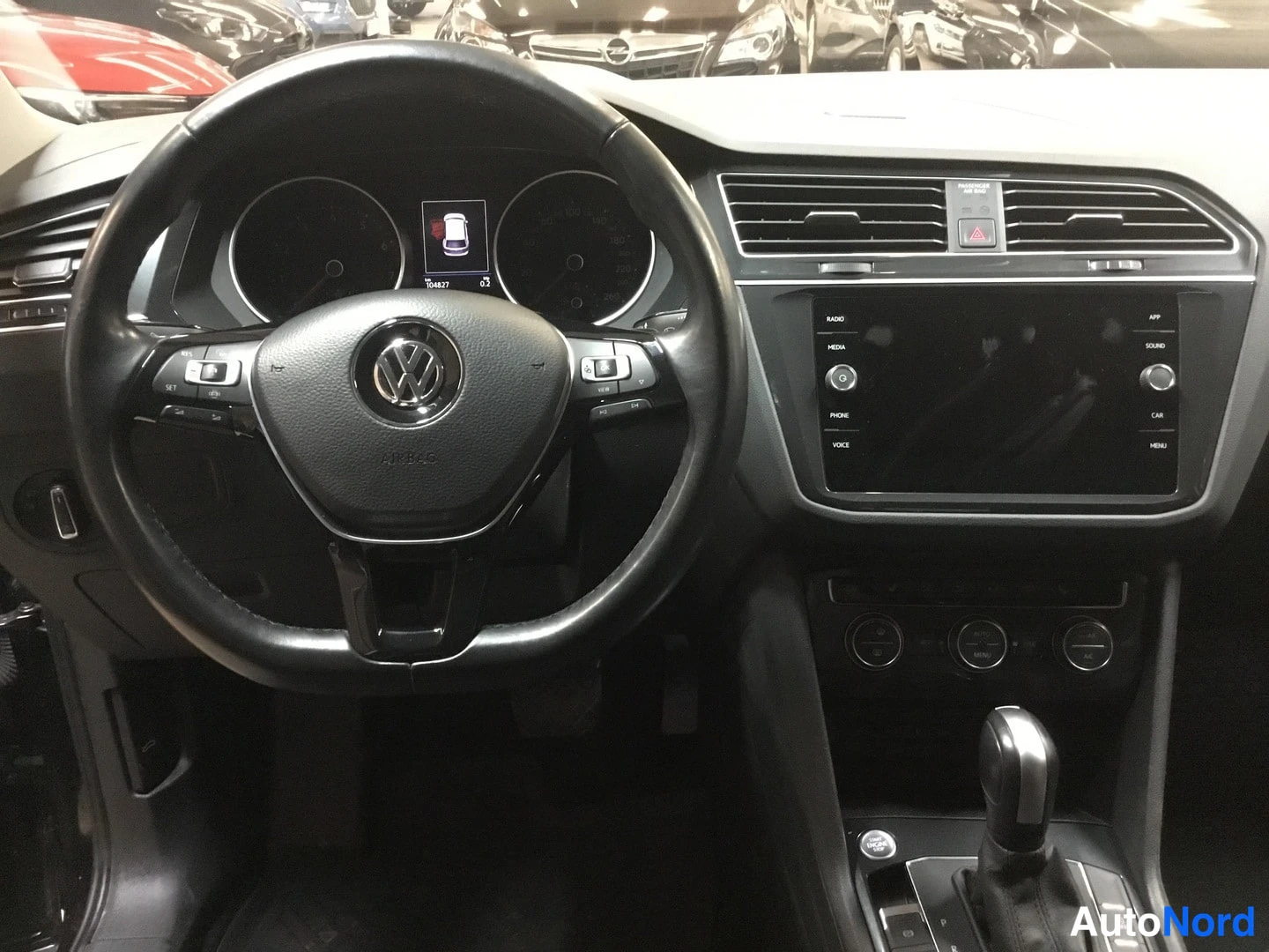 Etuviisto, nokka vasemmalle: Volkswagenin ohjaamo: mittaristo, monitoimiohjauspyörä, kosketusnäyttö radio- ja mediavalikoilla ja automaattivaihteen valitsin.