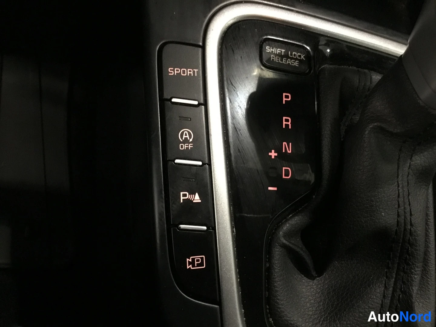 Muu: Automaattivaihteen valitsimen P R N D -merkit, SHIFT LOCK RELEASE sekä urheilu- ja parkkitutkapainikkeet.