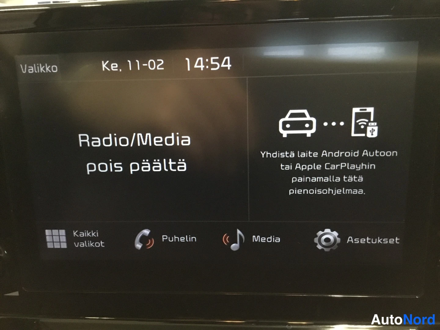 Muu: Auton keskinäytön valikko tekstillä 'Radio/Media pois päältä' sekä ohje 'Yhdistä laite Android Autoon tai Apple CarPlayhin painamalla tätä pienoisohjelmaa.'