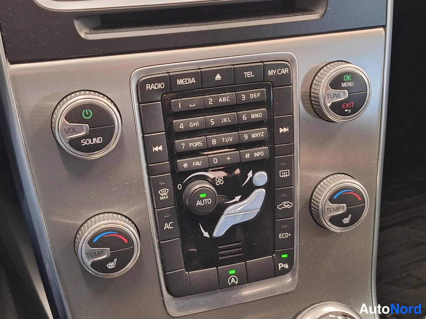 Muu: Autohakan keskikonsolin paneeli, jossa näkyvätRadio-, MEDIA-, TEL- ja MY CAR-näppäimet sekä TEMP- ja VOL-SOUND-säätönupit.