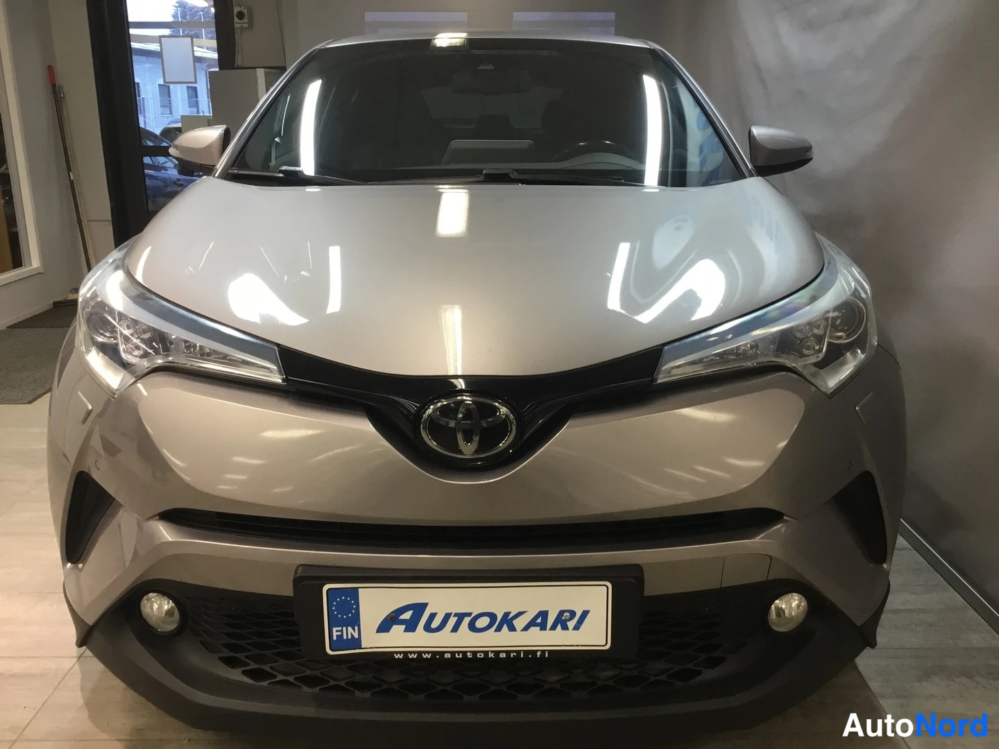 Edestä: Toyotan etupää suoraan edestä, harmaa koripinta.