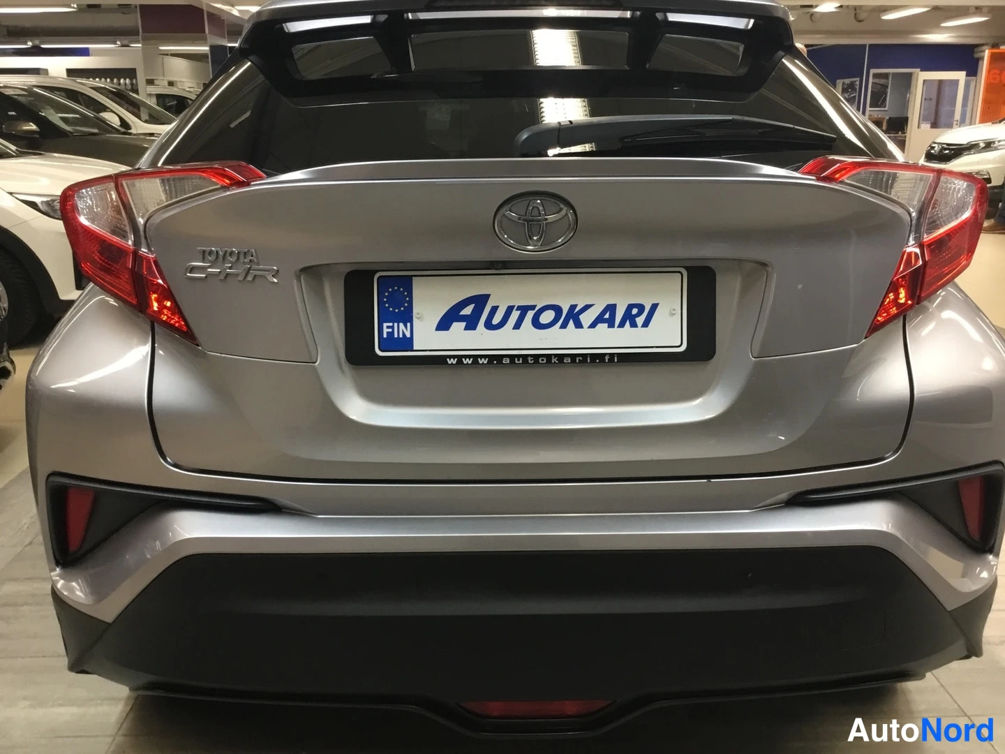 Takaa: Toyota C-HR:n takapää suoraan takaa, TOYOTA C-HR -merkintä takaluukussa.