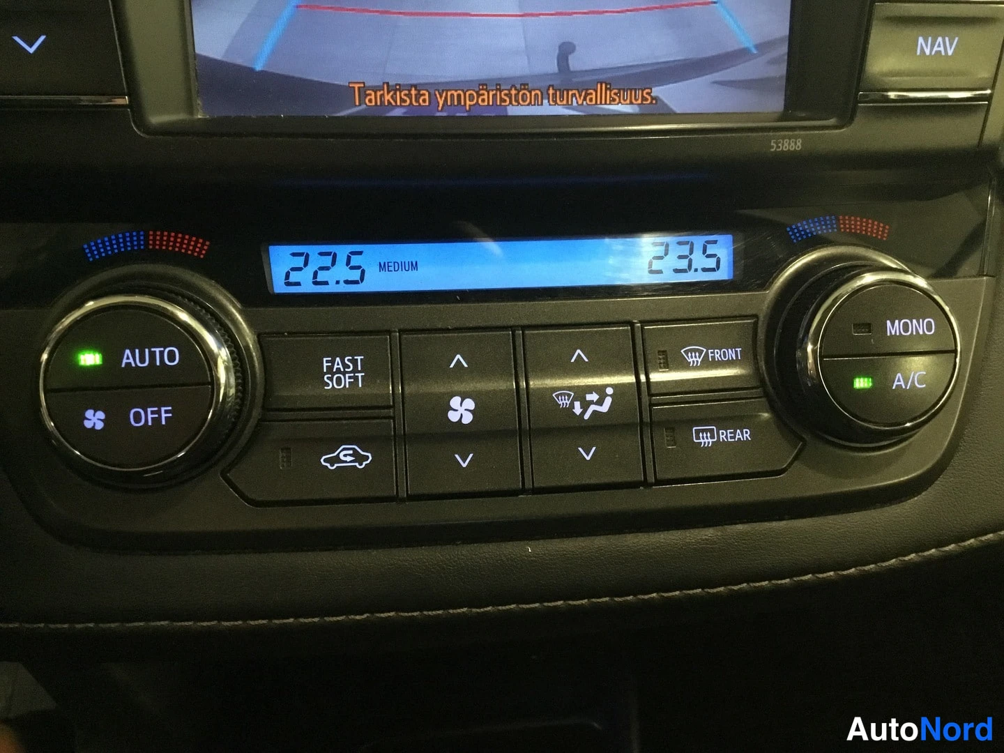 Muu: Ilmastointilaitteen ohjauspaneeli, napit AUTO, OFF, FAST SOFT, FRONT, REAR, MONO ja A/C, näytöllä lämpötilat 22,5 ja 23,5 astetta.