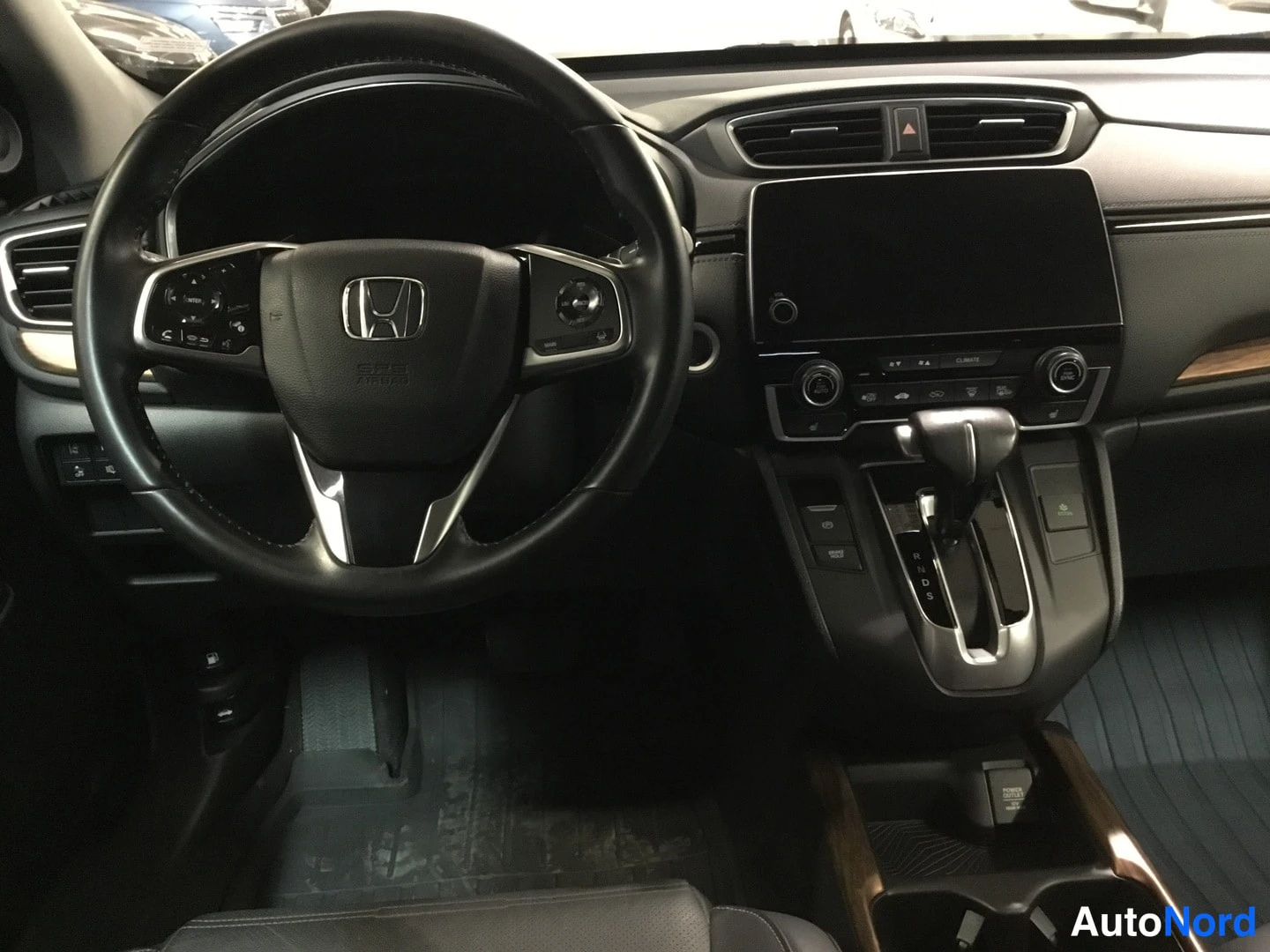 Muu: Honda CR-Vin ohjaamo: Honda-ohjauspyörä, kosketusnäyttö ja automaattivaihteiston valitsin.