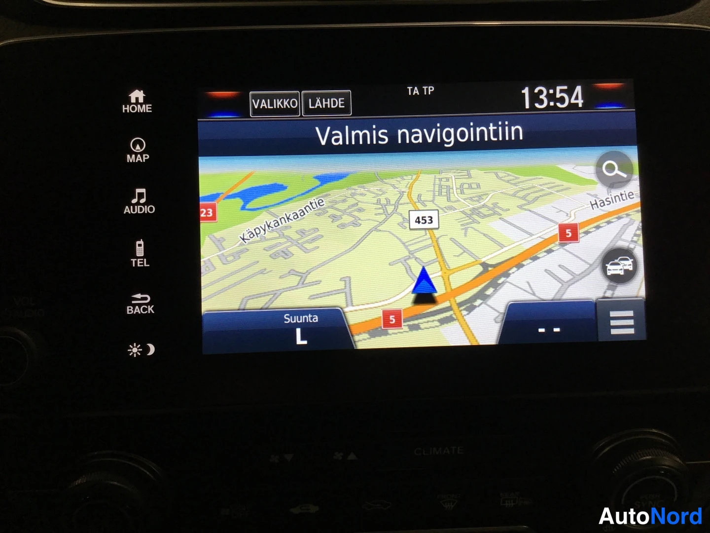 Muu: Audio/navigointijärjestelmän näyttö karttanäkymässä, teksti Valmis navigointiin ja aika 13:54.