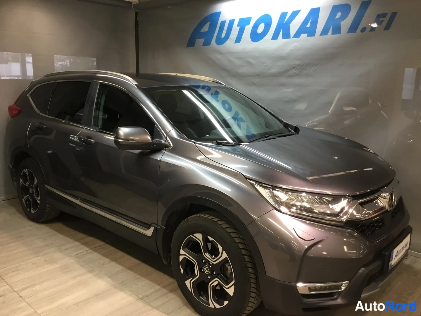 Etuviisto, nokka oikealle: Honda CR-V urheilullinen kylkiasu, etunosa kuvassa oikealla