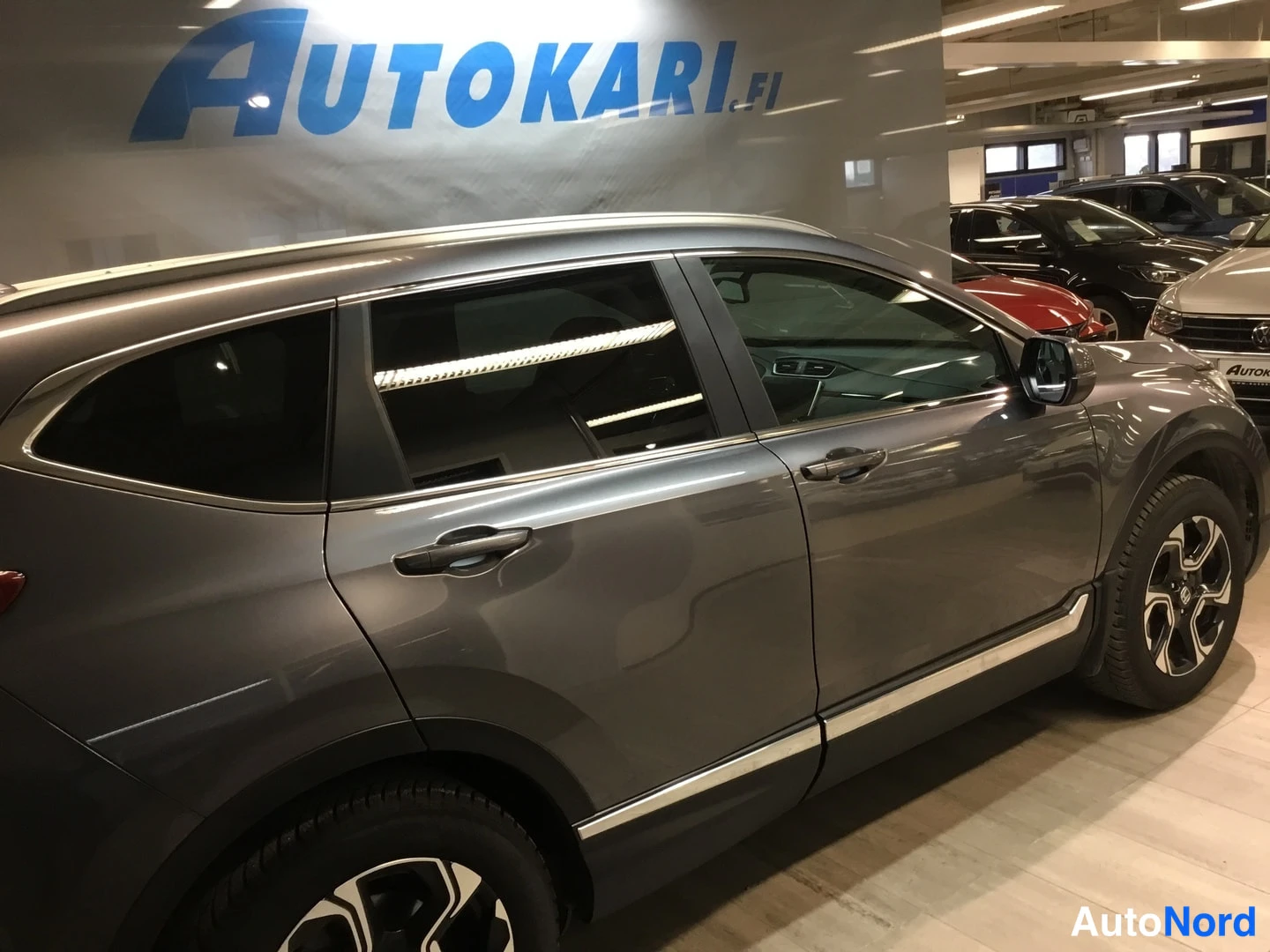 Sivulta: Honda CR-V sivusta, kromilistat ovissa