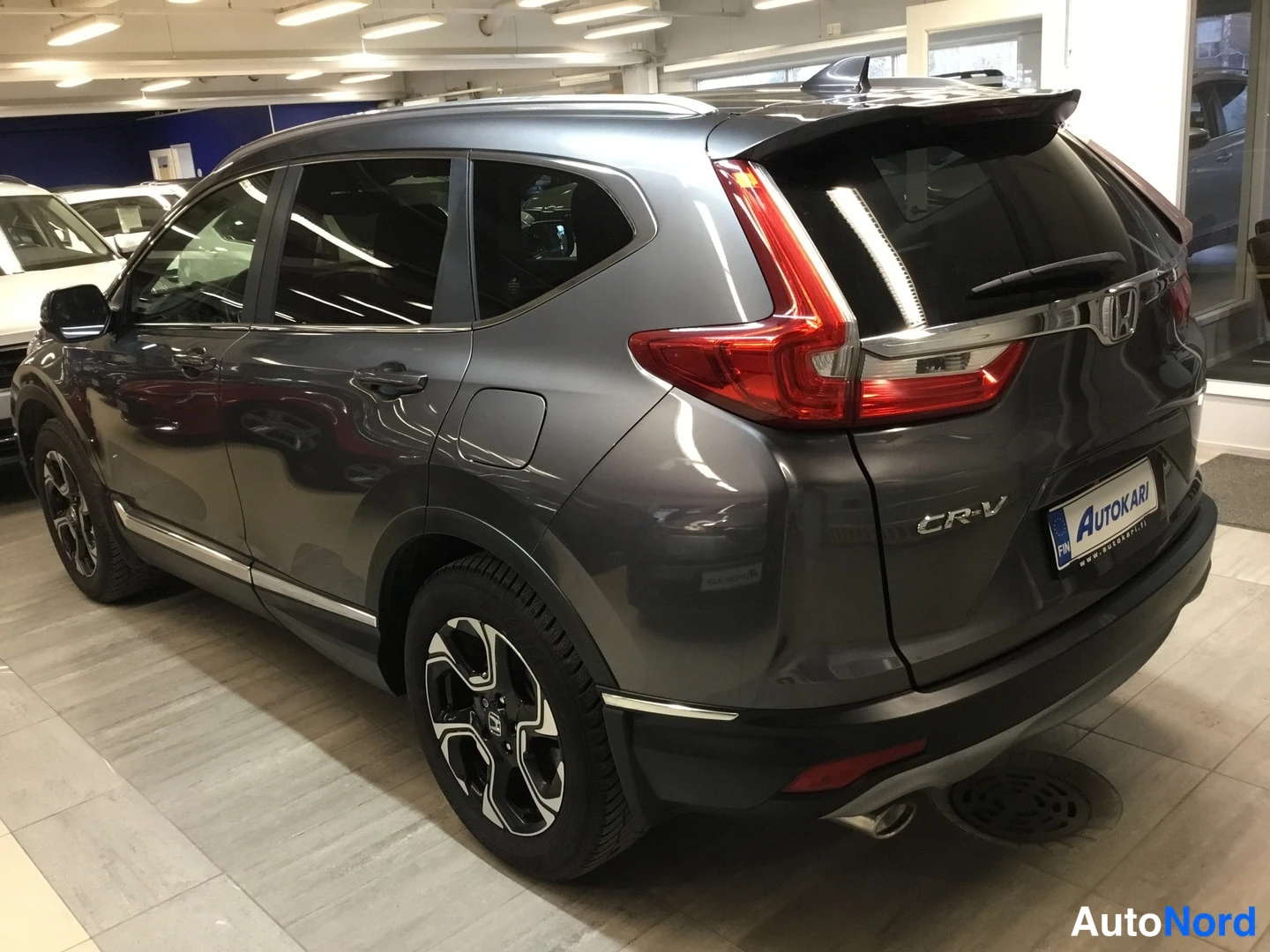 Takaviisto: Honda CR-V takaosa vasemmalla, CR-V-merkintä takaluukussa