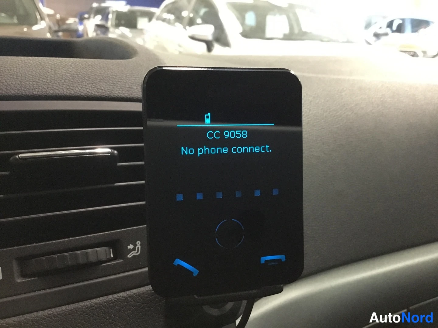 Yksityiskohta: Kojeistossa kiinnitetty cannapuhelin, jonka näytöllä lukee CC 9058 ja No phone connect.