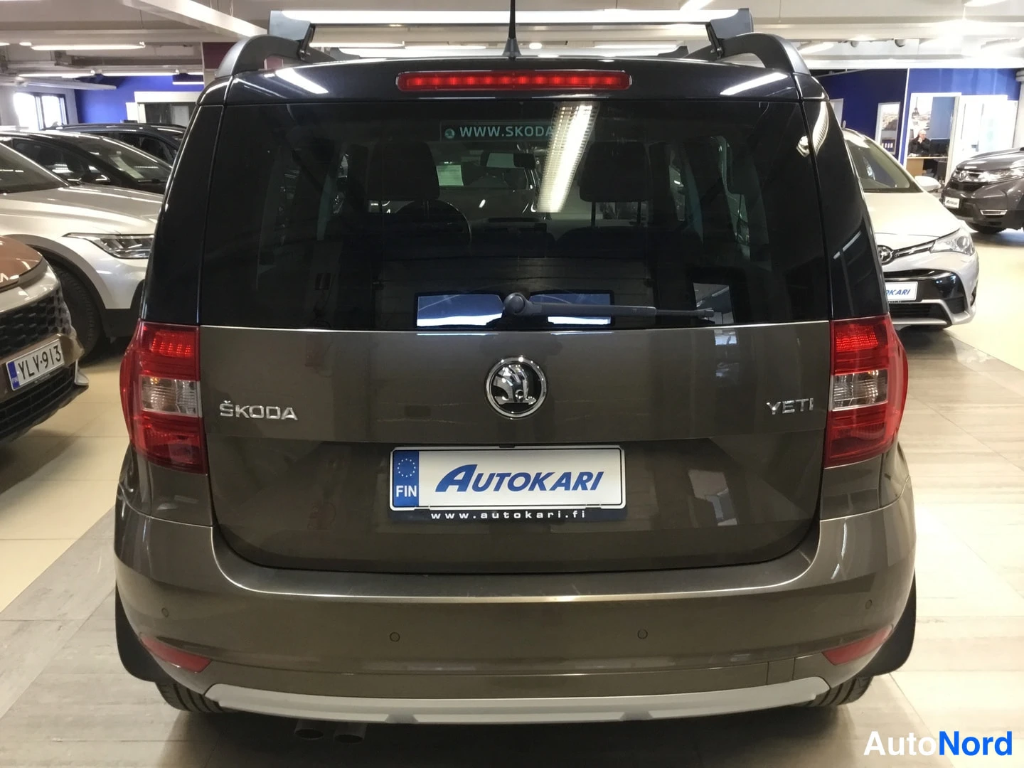 Takaa: Skoda Yetin takaosa suoraan takaa kuvattuna; ŠKODA- ja YETI-merkinnät sekä korkeajarruvalo näkyvissä.