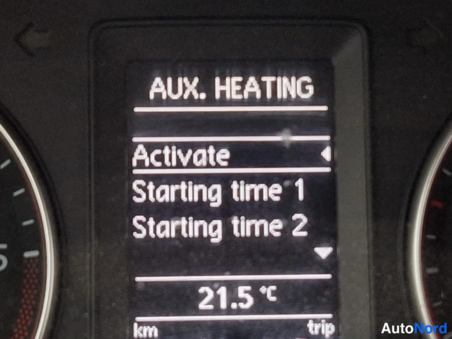 Ohjaamo: Sisätilan kuvaus: Digitaalinen mittaristo näyttää valitun 'AUX. HEATING' -valikon ja nykyisen lämpötilan.
