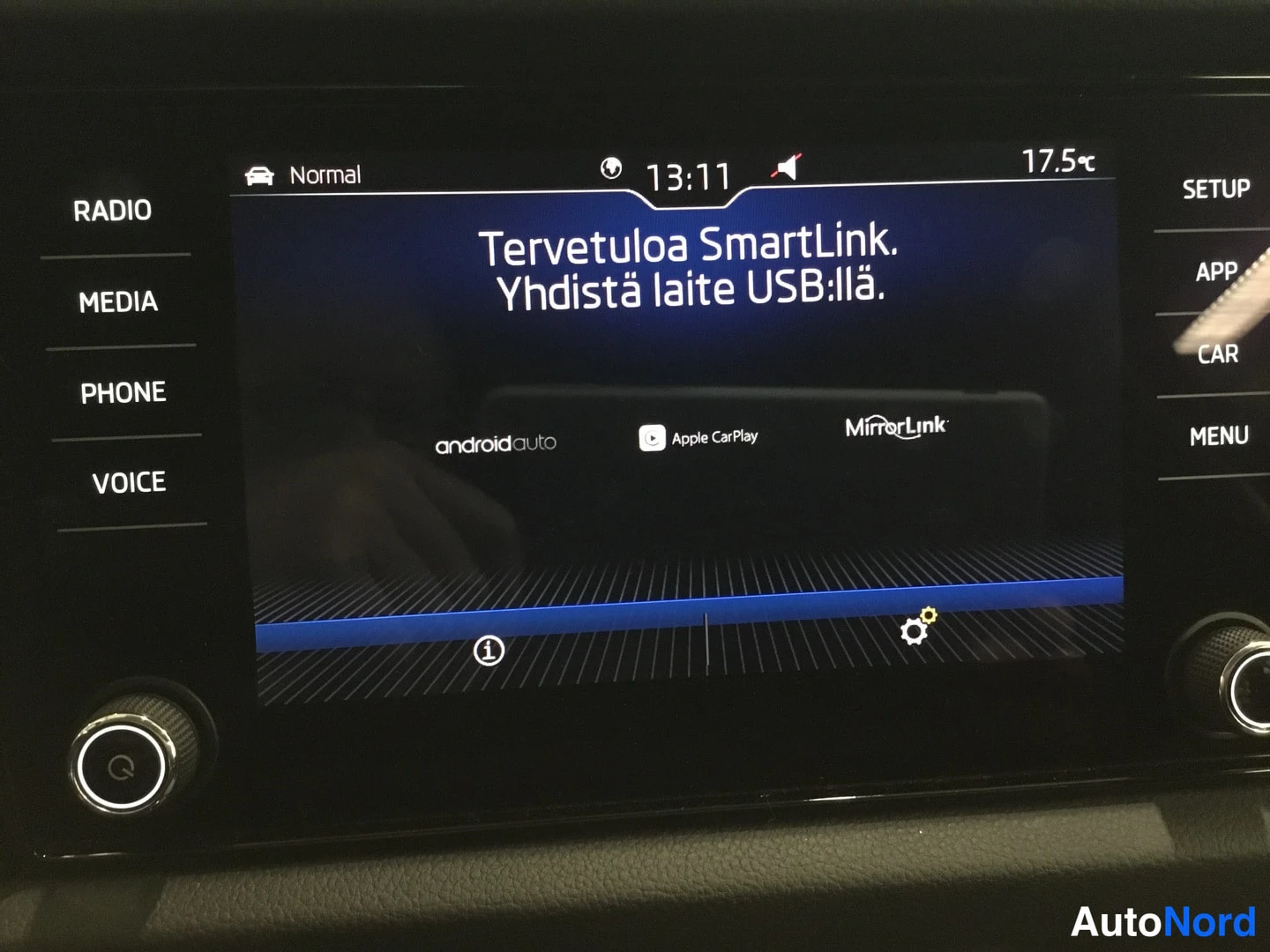 Muu: Kuva auton kosketusnäytöstä, joka näyttää yhdistämisruudun. Yläosassa teksti: 'Tervetuloa SmartLink. Yhdistä laite USB:llä.' Alla logoilla android auto, Apple C