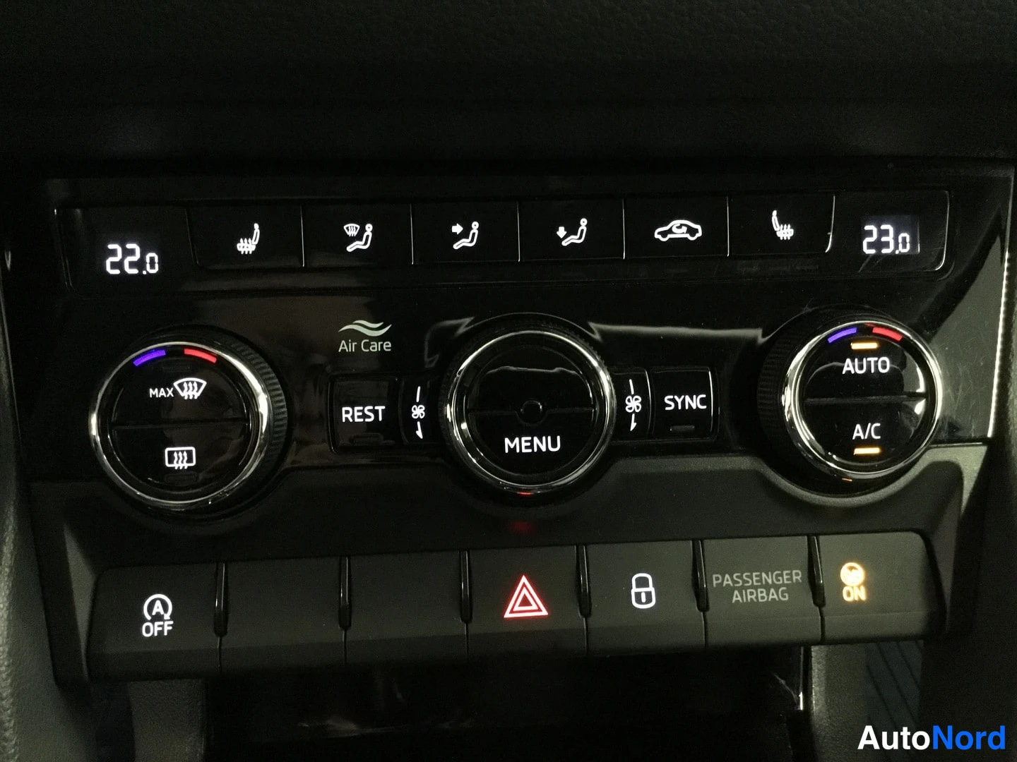 Muu: Kojelaudan automaattinen kaksitoiminen ilmastointipaneeli: näytöt 22.0 ja 23.0, SYNC- ja AUTO-napit, Air Care-merkintä, lämmitettävien istuinten ja tuulilasin s
