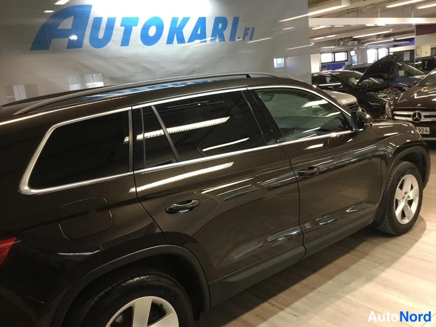 Sivulta: Tummanruskean Skodia Kodiaqin sivuprofiili autonäyttelyssä.