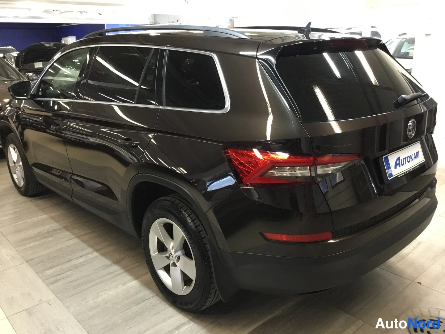 Takaviisto: Tummanruskean Skoda Kodiaqin takakolmannelta oikealta autonäyttelyssä.