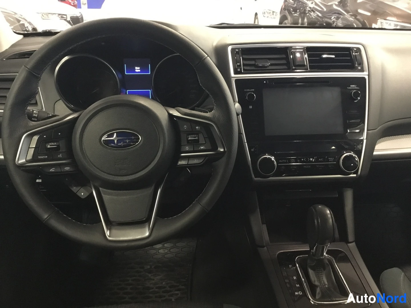 Muu: Interior dashboard with steering wheel controls and center console display