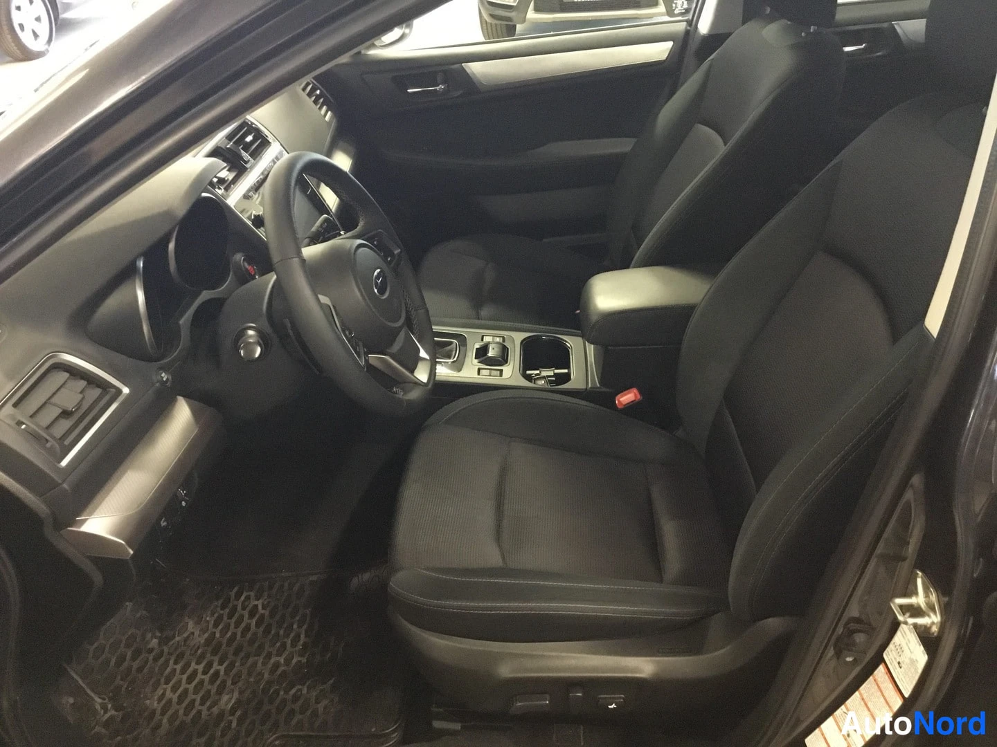 Etuistuimet: Front seats visible from driver side with door open
