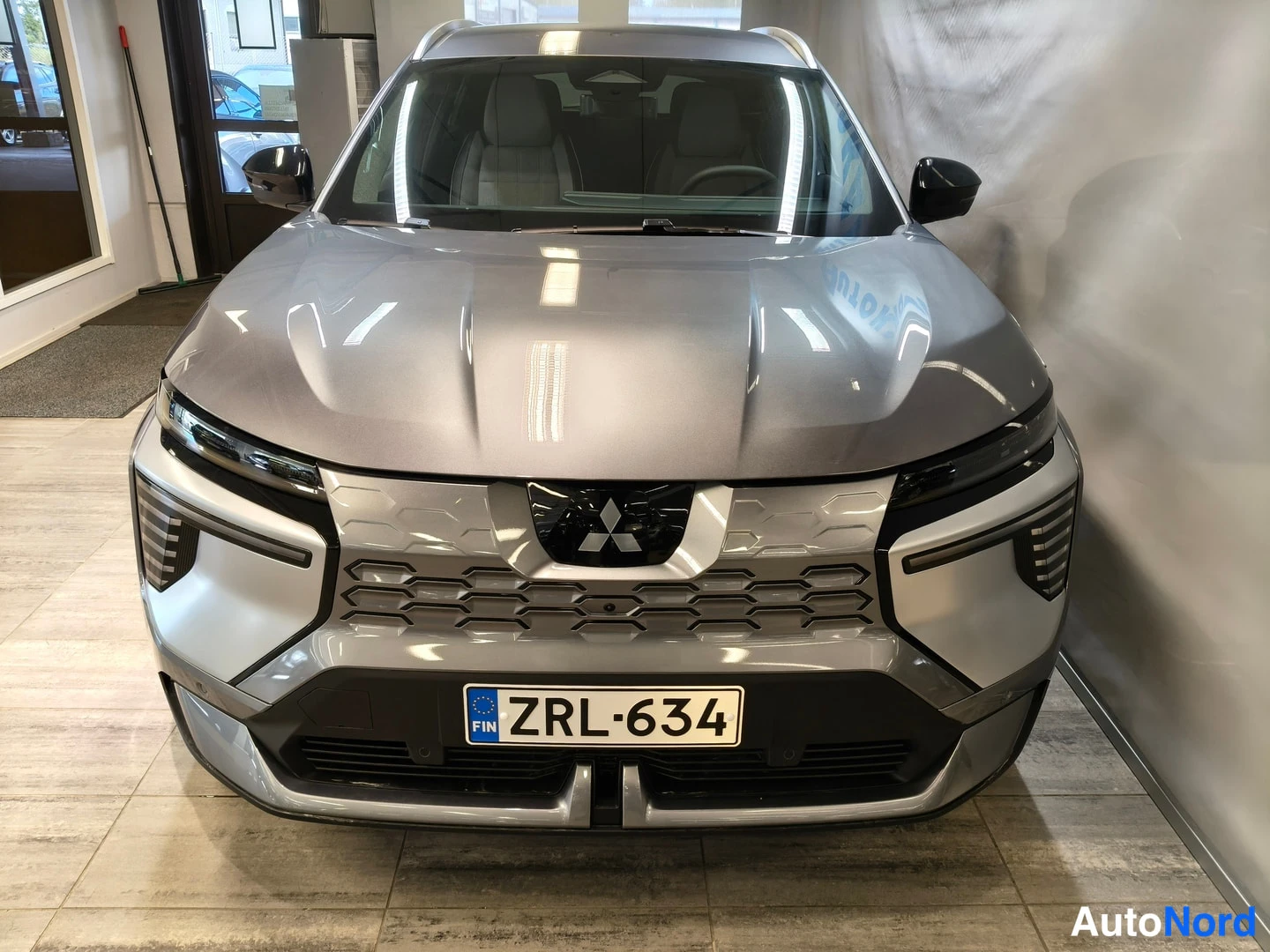 Edestä: Mitsubishi Eclipse Cross suoraan edestä, halkaisupelti, rekisteritunnus.
