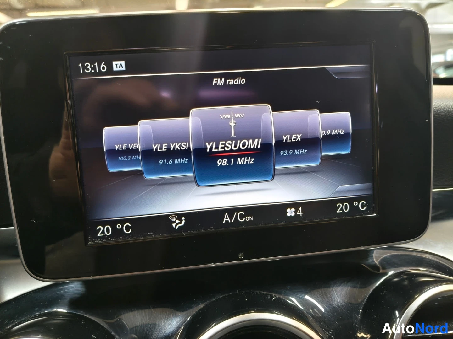 Muu: Centrumin näyttö näyttää FM-radiota kanavalla Ylesuomi 98,1 MHz; lämpötila 20 °C ja A/C päällä.