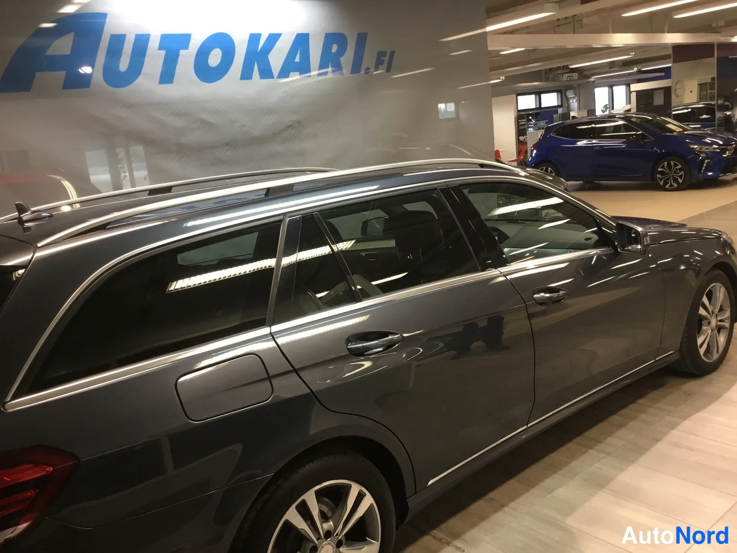 Sivulta: Tummanharmaa farmariauto vasemmasta kyljestä nähtynä, takaluukku näkyvissä