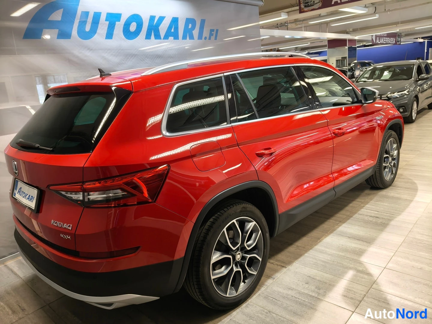 Takaviisto: Punaisen SUV:n takakolmasosan kuvakulma sisätiloissa