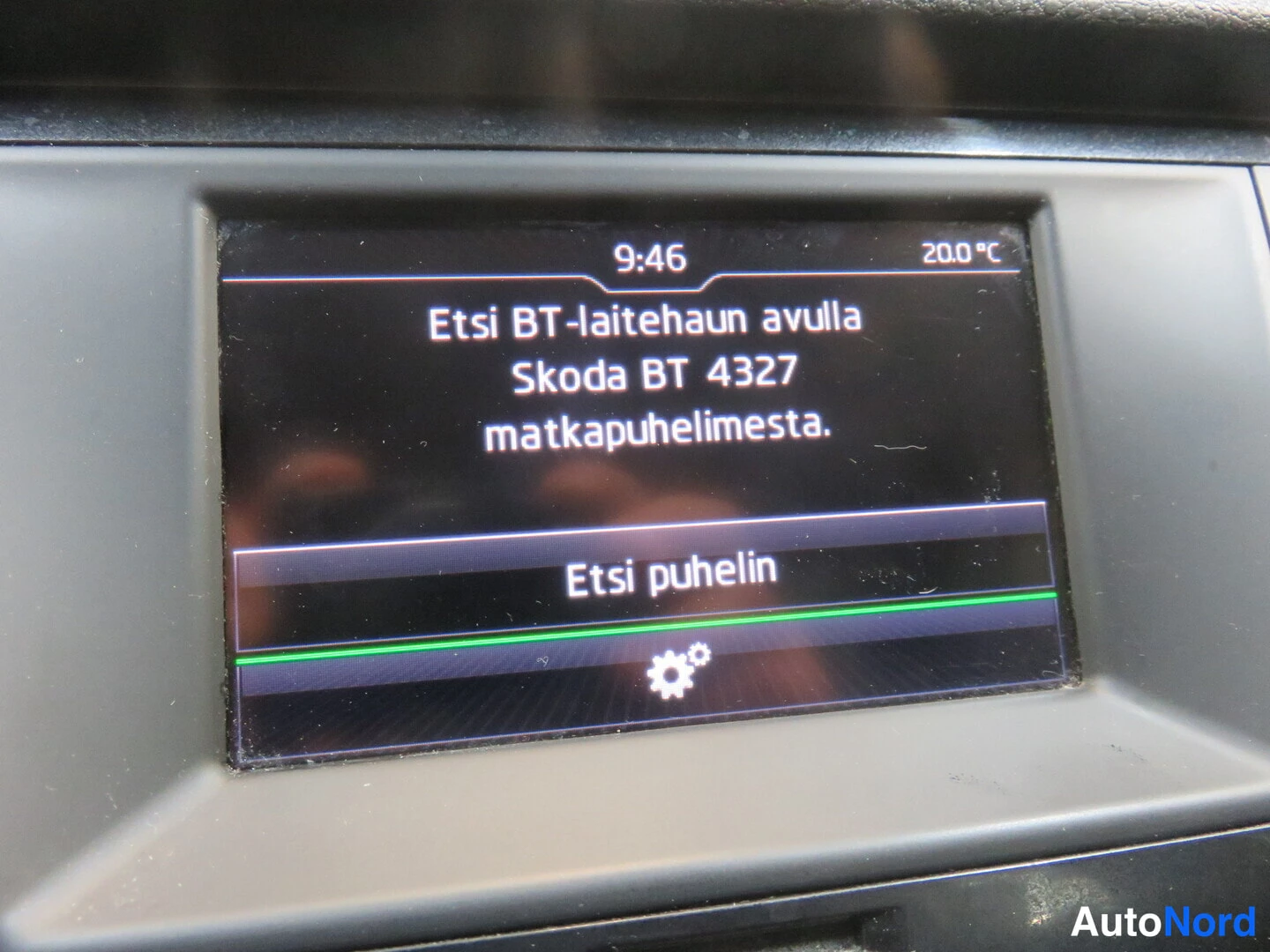 Muu: Autoradion näyttö, jossa teksti: 9:46, 20.0 °C, Etsi BT-laitehaun avulla Skoda BT 4327 matkapuhelimista. Etsi puhelin.