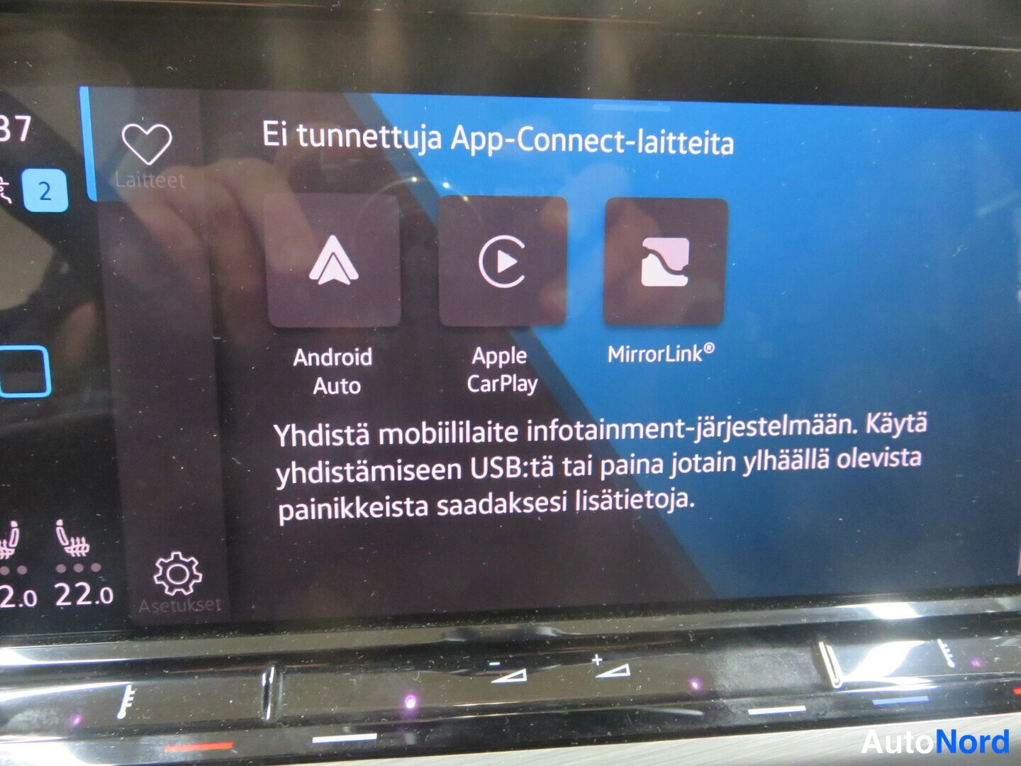 Yksityiskohta: Infotainment-näytön App-Connect-näkymä Android Auto-, Apple CarPlay- ja MirrorLink-valinnoilla.