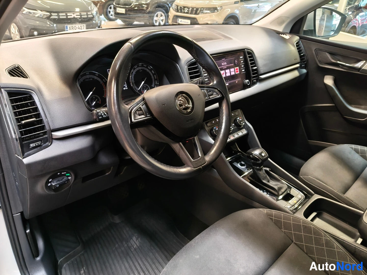 Muu: Skoda-ohjauspyörä, analogiset mittarit, kosketusnäyttöinen infotainment ja automaattivaihteen valitsin.