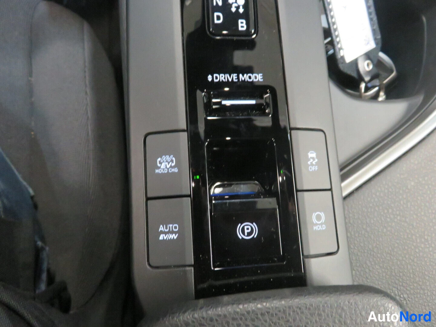 Muu: Keskikonsolin painikkeet: EV HOLD CHG, AUTO EV/HV, DRIVE MODE, kaistapito OFF ja HOLD sekä sähköinen parkkiratkaisu.