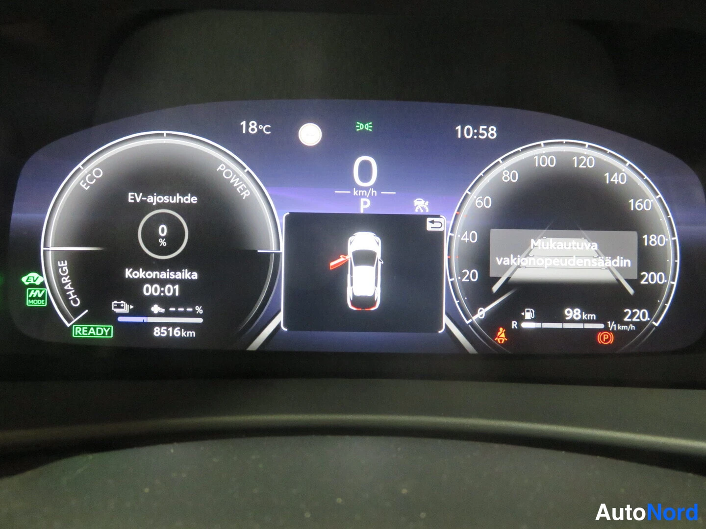 Muu: Kojelaudan näyttö: EV-ajosuhde 0 %, kokonaismatka 8516 km, 98 km toiminta-aluetta ja mukautuva vakionopeudensäädin.